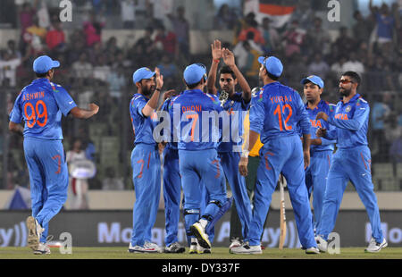 Dacca in Bangladesh. 4 apr, 2014. I giocatori di India celebrare durante l'ICC venti20 la Coppa del Mondo di cricket semi-finale di partita contro il Sud Africa a Sher-e-Bangla National Stadium a Dhaka, nel Bangladesh, 4 aprile 2014. Credito: Shariful Islam/Xinhua/Alamy Live News Foto Stock