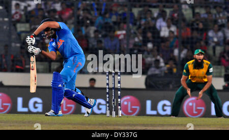 Dacca in Bangladesh. 4 apr, 2014. India del battitore Rohit Sharma (L) gioca un colpo durante l'ICC venti20 la Coppa del Mondo di cricket semi-finale di partita contro il Sud Africa a Sher-e-Bangla National Stadium a Dhaka, nel Bangladesh, 4 aprile 2014. Credito: Shariful Islam/Xinhua/Alamy Live News Foto Stock