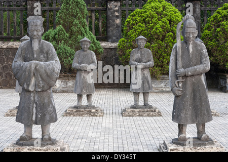 Hue, Vietnam, sud-est asiatico. Cortile d'onore, tomba di Khai Dinh, guardian statue mandarino Foto Stock