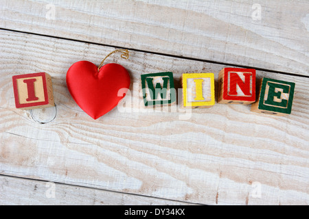 Blocchi per bambini Compitazione io amo il vino. La parola amore essendo rappresentata da un cuore rosso. Foto Stock