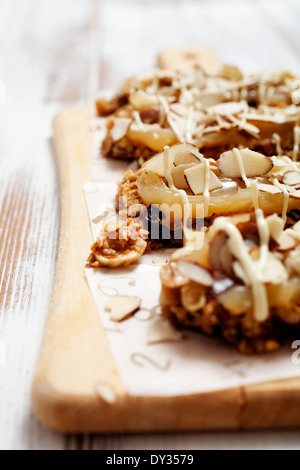 In casa granola bar con fresco muesli e uvetta Foto Stock