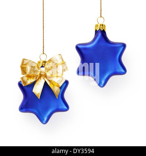 Blu di due stelle di Natale decorati con oro bow appeso su nastro Foto Stock
