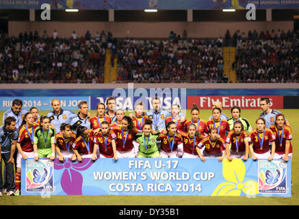 San Jose, Costa Rica. 4 apr, 2014. Membri della Spagna celebrano durante la cerimonia di premiazione per la FIFA U-17 Coppa del Mondo Donne detenute presso il National Stadium di San Jose, Costa Rica, 4 aprile 2014. La Spagna ha preso il secondo posto dell'evento. © Kent Gilbert/Xinhua/Alamy Live News Foto Stock