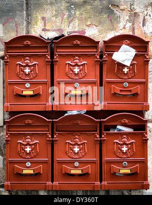 Righe di colore rosso delle caselle di posta per la posta su una parete resistente Foto Stock