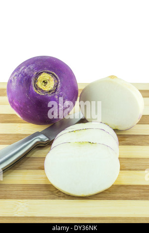 Viola intitolata rape con fette e il coltello sul pannello di legno. Foto Stock