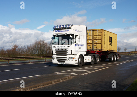 Un MFT Spot carrello trasporta un MSC contenitore di spedizione lungo la A46 a doppia carreggiata in Leicestershire, Inghilterra Foto Stock