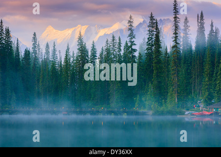 Sunrise Lago Smeraldo nel Parco Nazionale di Yoho, British Columbia, Canada Foto Stock