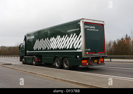 Un John Lewis carrello che viaggia lungo la A46 a doppia carreggiata in Leicestershire, Inghilterra. Foto Stock