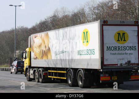 Un Morrisons carrello che viaggia lungo la A12 a doppia carreggiata in Essex, Inghilterra Foto Stock