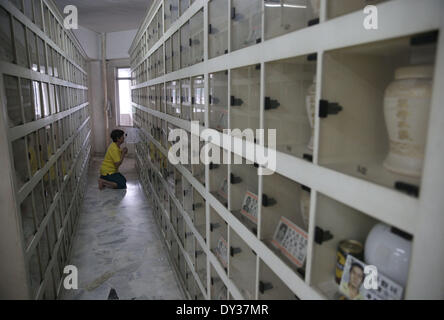 Kuala Lumpur, Malesia. 5 apr, 2014. Un Chinese-Malaysian donna piange per ritardo rispetto a Qingming Festival a Kuala Lumpur, Malesia, 5 aprile 2014. Credito: Wangshen/Xinhua/Alamy Live News Foto Stock