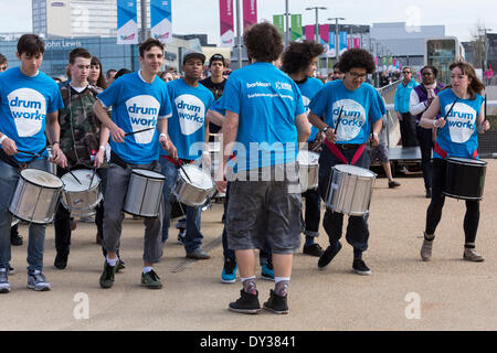 Londra, Regno Unito. 5 aprile 2014. Queen Elizabeth Olympic Park ri-apertura, Londra. Il sud del Parco si apre al pubblico per la prima volta poiché il London 2012 Giochi Olimpici e Paraolimpici. A 560 acri, Queen Elizabeth Olympic Park è la stessa dimensione di Hyde Park e Kensington Gardens combinati. Credito: Cecilia Colussi/Alamy Live News Foto Stock