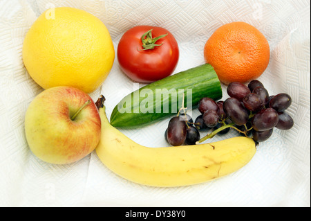 Selezione di 7 Frutta & Verdura ( 7 al giorno ) 7 o più porzioni di frutta e verdura al giorno è più salutare il 5 raccomandato Foto Stock