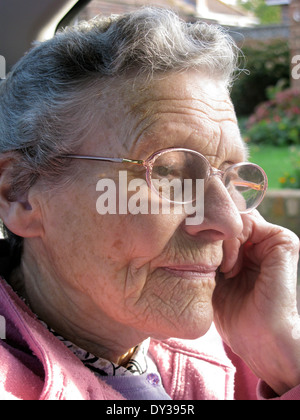 Close up ritratto di una donna anziana nel profondo del pensiero, triste e depresso, solitario Foto Stock