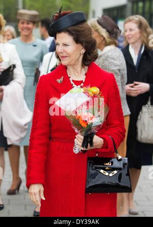 Weesp, Paesi Bassi. 04 apr 2014. La Svezia e la Regina Silvia soddisfa con residenti durante una visita della casa di cura il Hogeweyk in Weesp, Paesi Bassi, 04 aprile 2014. Re Carl Gustaf e della Regina Silvia sono su una due giorni di visita nei Paesi Bassi per celebrare il quattrocentesimo anniversario della Swedish-Dutch relazioni diplomatiche. Foto: piscina/vEmst/RPE - - nessun filo SERVICE -/dpa/Alamy Live News Foto Stock