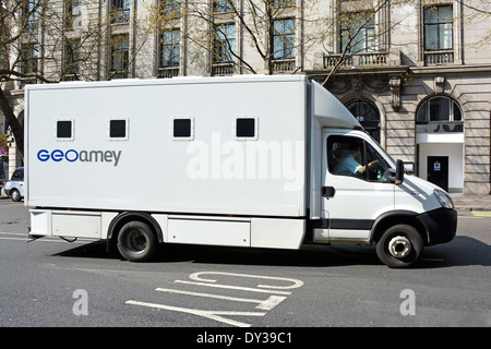 GeoAmey business gestire camion specializzati di trasporto di prigionieri e custodia in furgone sicuro tra la prigione di corte e i centri di detenzione vista a Londra UK Foto Stock