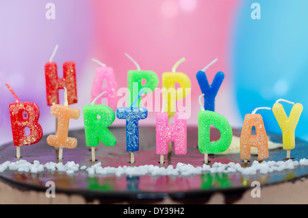 Torta di compleanno con candele e palloncini colorati sfondo per party Foto Stock