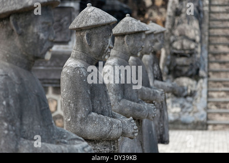 Tonalità, Vietnam, sud-est asiatico. Cortile d'onore, tomba di Khai Dinh, guardian statue Foto Stock