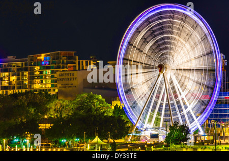 I traghetti della ruota sulla banca del sud di Brisbane di notte, Queensland, Australia Foto Stock