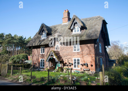 Storica distaccata dal tetto di paglia casa rurale chiamato Casa affumicato, Sudbourne, Suffolk, Inghilterra Foto Stock