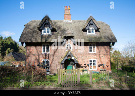 Storica distaccata dal tetto di paglia casa rurale chiamato Casa affumicato, Sudbourne, Suffolk, Inghilterra Foto Stock