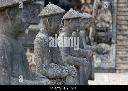 Hue, Vietnam, sud-est asiatico. Statue di pietra presso il Cortile d'onore, tomba di Khai Dinh Foto Stock