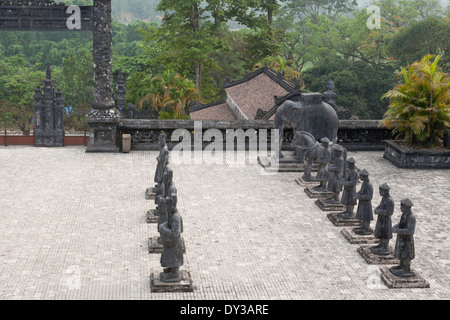 Hue, Vietnam, sud-est asiatico. Statue di pietra presso il Cortile d'onore, tomba di Khai Dinh Foto Stock