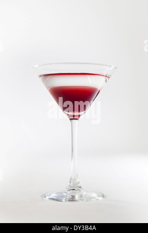 Rosso stratificato trasparente e il cocktail in una coppetta Martini Foto Stock