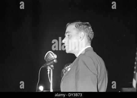 Questa fotografia del 1965 raffigura un raduno del Ku Klux Klan, un evento nel Sud durante l'era del movimento per i diritti civili. L'immagine cattura un momento di tensione nella storia americana, riflettendo il clima razziale e politico del tempo. Foto Stock