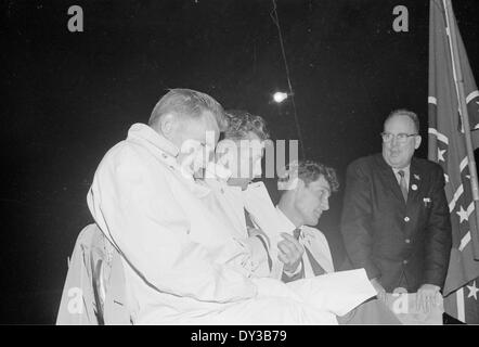 Una fotografia che documenta un raduno del Ku Klux Klan tenutosi nel 1965. L'immagine cattura i membri del gruppo e l'atmosfera dell'evento durante un periodo di tensione sociale e politica in America. Foto Stock