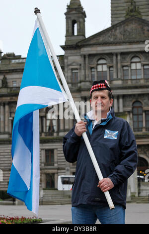 Glasgow, Scotland, Regno Unito. 5 aprile 2014. Quasi mille i sostenitori della campagna scozzese per il disarmo nucleare (CND) e l'Pro-Independence per la Scozia attivisti braved heavy rain e avverse condizioni meteorologiche collettivamente prendere parte in un buon umore nel rally di George Square, Glasgow, Scotland, Regno Unito gli attivisti hanno partecipato da tutta la Scozia e intende prendere le loro proteste a Faslane Base Navale, Gairloch, Scozia lunedì 7 aprile 2014. Credito: Findlay/Alamy Live News Foto Stock