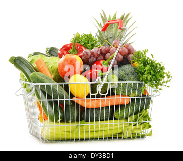 Filo cestino di shopping con negozi di generi alimentari isolati su sfondo bianco Foto Stock