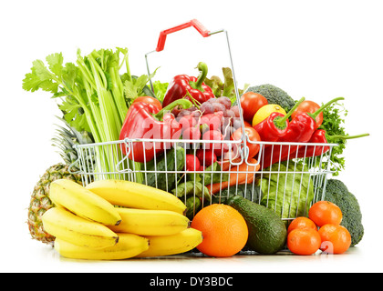 Filo cestino di shopping con negozi di generi alimentari isolati su sfondo bianco Foto Stock