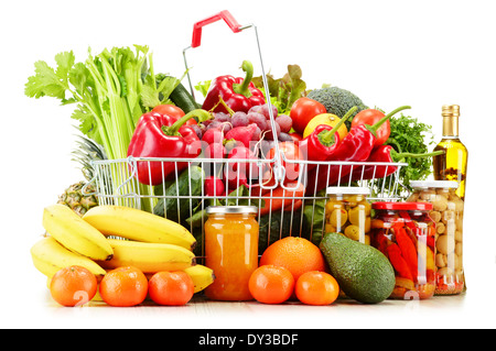 Filo cestino di shopping con negozi di generi alimentari isolati su sfondo bianco Foto Stock