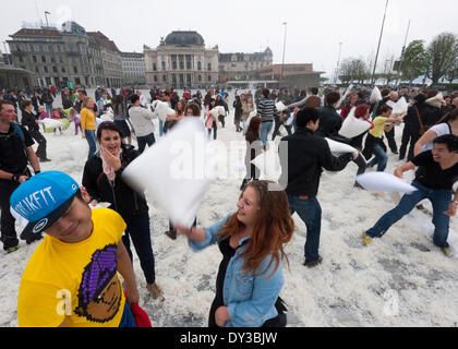 Zurigo, Svizzera. 5 aprile 2014. Nessuna pietà presso il 7° mondo cuscino lotta giorno a Zurigo dove un flashmob di 400 persone si sono radunate sul Sachselautenplatz davanti a Zurigo opera. Credito: Erik Tham/Alamy Live News Foto Stock