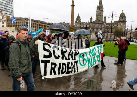 Glasgow, Scotland, Regno Unito. 5 aprile 2014. Quasi mille i sostenitori della campagna scozzese per il disarmo nucleare (CND) e l'Pro-Independence per la Scozia attivisti braved heavy rain e avverse condizioni meteorologiche collettivamente prendere parte in un buon umore nel rally di George Square, Glasgow, Scotland, Regno Unito gli attivisti hanno partecipato da tutta la Scozia e intende prendere le loro proteste a Faslane Base Navale, Gairloch, Scozia lunedì 7 aprile 2014. Credito: Findlay/Alamy Live News Foto Stock