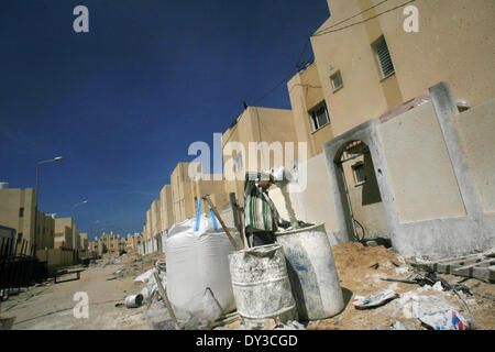 Rafah nella striscia di Gaza, Territori palestinesi. 5 apr, 2014. Un palestinese lavoratore edile costruisce un nuovo edifici residenziali in Arabia quartiere progetto a Rafah nel sud della striscia di Gaza, il 05 aprile 2014. Finanziato dal Fondo saudita per lo sviluppo sotto la supervisione dell'Ente soccorso e lavori delle Nazioni Unite ''UNRWA Credito: Eyad Al Baba APA/images/ZUMAPRESS.com/Alamy Live News Foto Stock