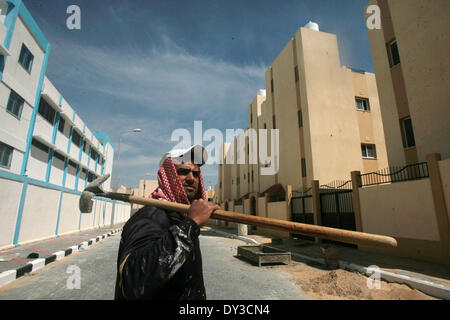 Rafah nella striscia di Gaza, Territori palestinesi. 5 apr, 2014. Un palestinese lavoratore edile costruisce un nuovo edifici residenziali in Arabia quartiere progetto a Rafah nel sud della striscia di Gaza, il 05 aprile 2014. Finanziato dal Fondo saudita per lo sviluppo sotto la supervisione dell'Ente soccorso e lavori delle Nazioni Unite ''UNRWA Credito: Eyad Al Baba APA/images/ZUMAPRESS.com/Alamy Live News Foto Stock