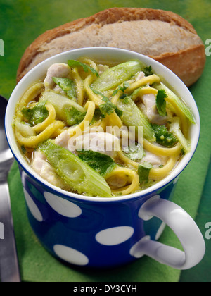 Zuppa di noodle al pollo Foto Stock