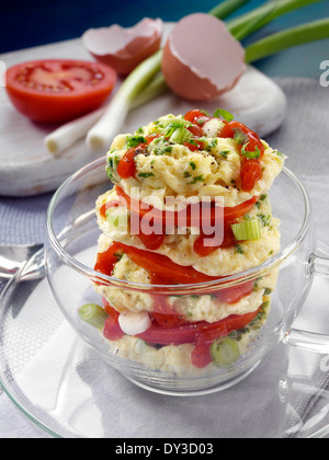 Herb omelette cotte di stack in una coppa di vetro porzione individuale Foto Stock