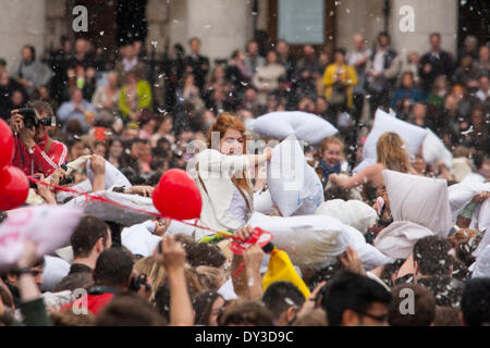 Londra, 5 aprile 2014. Centinaia di persone a Londra in Trafalgar Square prendete parte a cuscino lotta giorno 2014 organizzato dal parco giochi urbano circolazione nelle città di tutto il mondo. Credito: Paolo Davey/Alamy Live News Foto Stock