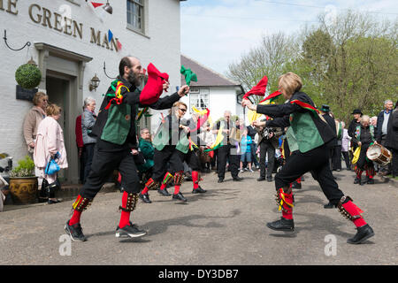 Thriplow, Cambridgeshire, Regno Unito. 5 aprile 2014. Morris ballerini eseguono come migliaia di persone godono di sole primaverile al Thriplow Daffodil Weekend in Cambridgeshire Regno Unito 5 aprile 2014. Ogni anno tra 7000-10000 persone frequentano il villaggio evento per vedere visualizza dei narcisi, visitando i residenti giardini aperti, craft fienili, chioschi, Morris dancing, paese dimostrazioni di artigianato, pesanti cavalli e fiera del divertimento escursioni. Le strade sono chiuse al traffico consentendo ai visitatori di passeggiare al grazioso villaggio corsie in una celebrazione della primavera. Credito: Julian Eales/Alamy Live News Foto Stock