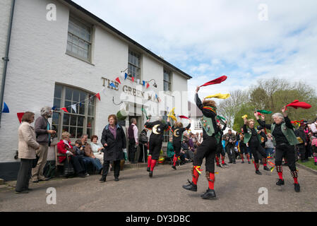 Thriplow, Cambridgeshire, Regno Unito. 5 aprile 2014. Morris ballerini eseguono come migliaia di persone godono di sole primaverile al Thriplow Daffodil Weekend in Cambridgeshire Regno Unito 5 aprile 2014. Ogni anno tra 7000-10000 persone frequentano il villaggio evento per vedere visualizza dei narcisi, visitando i residenti giardini aperti, craft fienili, chioschi, Morris dancing, paese dimostrazioni di artigianato, pesanti cavalli e fiera del divertimento escursioni. Le strade sono chiuse al traffico consentendo ai visitatori di passeggiare al grazioso villaggio corsie in una celebrazione della primavera. Credito: Julian Eales/Alamy Live News Foto Stock