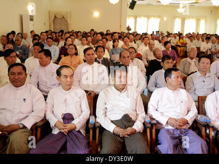 Yangon. 5 apr, 2014. La foto è stata scattata il 5 aprile 2014 mostra una scena del sessantesimo anniversario dei cinque principi della coesistenza pacifica di Yangon, Myanmar. Un intervento pubblico per commemorare il sessantesimo anniversario di cinque principi di convivenza pacifica si è tenuto presso il Myanmar-Chinese Camera di Commercio qui sabato. © U Aung/Xinhua/Alamy Live News Foto Stock