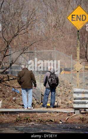 New York, Stati Uniti d'America. 5 aprile 2014. 37 Ave e 19 Street, New York, Stati Uniti d'America // giorno dopo una vettura rotto attraverso una barriera a 37 Ave e 19 street,uccidendo 4 degli occupanti. I supporti e i curiosi si sono riuniti presso il sito del crash Credito: Michael Glenn/Alamy Live News Foto Stock