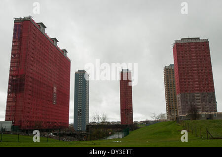 Glasgow, Scotland, Regno Unito. 5 aprile 2014. Red Road appartamenti sono impostati per essere demolita in estate di 2014 durante la cerimonia di apertura dei Giochi del Commonwealth nel 2014. I restanti edifici compongono di un ora-parzialmente demolito alto complesso residenziale si trova tra i quartieri di Balornock Barmulloch e nel nord-est della città di Glasgow, Scozia. Vi è stata una petizione su andando come la gente vuole le case e comunità di famiglie per essere demolita con dignità anziché per l'intrattenimento. Credito: Andrew Steven Graham/Alamy Live News Foto Stock