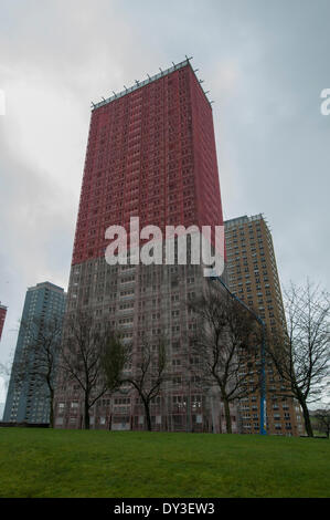 Glasgow, Scotland, Regno Unito. 5 aprile 2014. Red Road appartamenti sono impostati per essere demolita in estate di 2014 durante la cerimonia di apertura dei Giochi del Commonwealth nel 2014. I restanti edifici compongono di un ora-parzialmente demolito alto complesso residenziale si trova tra i quartieri di Balornock Barmulloch e nel nord-est della città di Glasgow, Scozia. Vi è stata una petizione su andando come la gente vuole le case e comunità di famiglie per essere demolita con dignità anziché per l'intrattenimento. Credito: Andrew Steven Graham/Alamy Live News Foto Stock