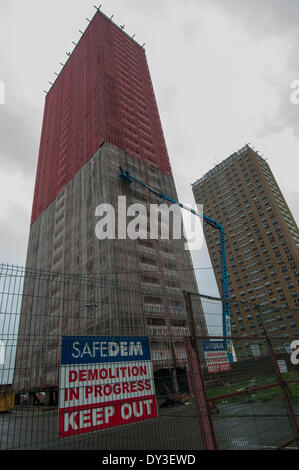 Glasgow, Scotland, Regno Unito. 5 aprile 2014. Red Road appartamenti sono impostati per essere demolita in estate di 2014 durante la cerimonia di apertura dei Giochi del Commonwealth nel 2014. I restanti edifici compongono di un ora-parzialmente demolito alto complesso residenziale si trova tra i quartieri di Balornock Barmulloch e nel nord-est della città di Glasgow, Scozia. Vi è stata una petizione su andando come la gente vuole le case e comunità di famiglie per essere demolita con dignità anziché per l'intrattenimento. Credito: Andrew Steven Graham/Alamy Live News Foto Stock