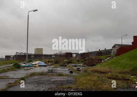 Glasgow, Scotland, Regno Unito. 5 aprile 2014. Red Road appartamenti sono impostati per essere demolita in estate di 2014 durante la cerimonia di apertura dei Giochi del Commonwealth nel 2014. I restanti edifici compongono di un ora-parzialmente demolito alto complesso residenziale si trova tra i quartieri di Balornock Barmulloch e nel nord-est della città di Glasgow, Scozia. Vi è stata una petizione su andando come la gente vuole le case e comunità di famiglie per essere demolita con dignità anziché per l'intrattenimento. Credito: Andrew Steven Graham/Alamy Live News Foto Stock