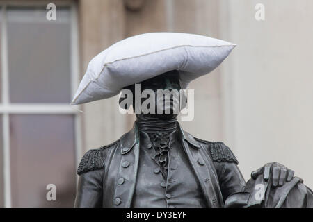 Londra, Regno Unito. 5 aprile 2014. 5 aprile 20014, International pillow fight day in Trafalgar Square, Londra Credito: Sebastian Remme/Alamy Live News Foto Stock