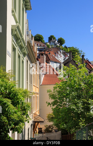 Tipici norvegesi terrazzati case di città sul ripido pendio del Monte Floyen a Bergen Hordaland, Norvegia, Scandinavia, Europa Foto Stock